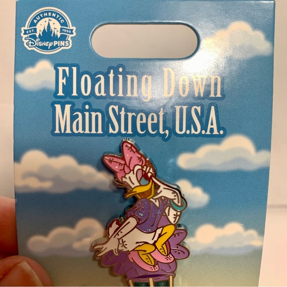 NWT.  Daisy Duck Pin  – Limited Edition.  Daisy poses while on a hot air balloon - Picture 3 of 6